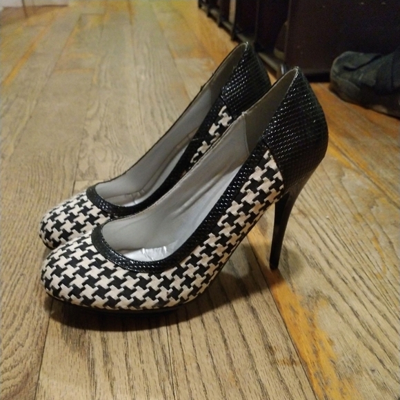 Black and white heels - Picture 2 of 2